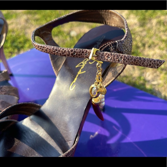 Report Signature Pepper, wood with metal studs and gold heels with charms! 🌶 - Picture 9 of 15